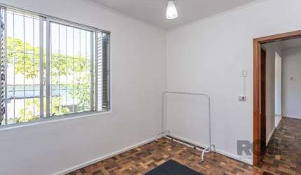 Amplo e silencioso apartamento 2 dormitórios , primeiro andar de fundos, semi mobiliado, próximo à Avenida Venâncio Aires e Lima e Silva. Aceita financiamento/FGTS.. imóvel recentemente locado, ideal 
