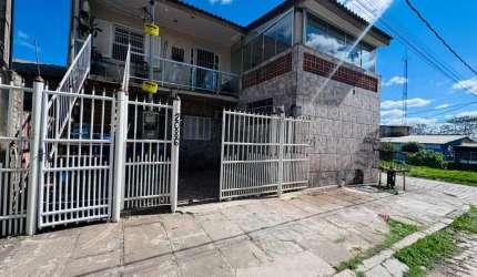 Casa com 2 pavimentos com ponto comercial no bairro Restinga.