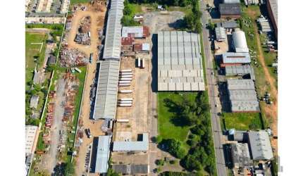 Estamos entusiasmados em apresentar uma incrível área industrial de 32.200m², ideal para o estabelecimento da sua empresa. Esta propriedade conta com uma série de características que garantem funciona