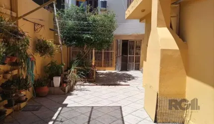 Casa com 4 dormitórios, sendo que um deles funciona como gabinete. No andar superior, há uma sala, banheiro, dormitórios e o gabinete. No térreo, dispõe de uma ampla cozinha, banheiro e lavanderia sep