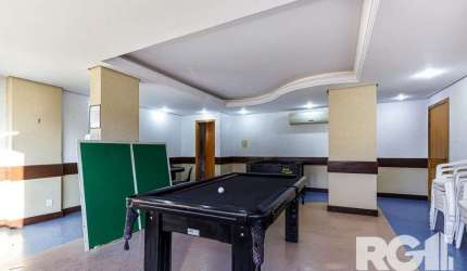 Apartamento com 2 dormitórios, incluindo uma suíte, e uma sala aconchegante com lareira, é perfeito para quem valoriza conforto e estilo. A cozinha montada com churrasqueira e a área de serviço oferec