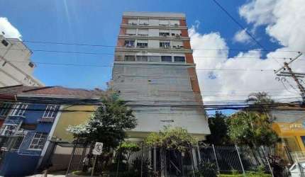Excelente apartamento de 3 dormitórios, living com 2 ambientes,  copa cozinha mobiliada, lavanderia separada, despensa (originalmente banheiro auxiliar desativado) , muito iluminado, sol da manhã, 2 b
