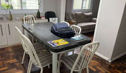 Ótima oportunidade de apartamento à venda no bairro Cristal em Porto Alegre. Com 3 dormitórios, 1 banheiro, cozinha e área de serviço. Localizado na Avenida Chui, próximo a diversos comércios e serviç