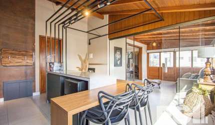 Linda cobertura semimobiliada 157m² 2 dormitórios e 1 vaga de garagem no bairro Vila Ipiranga.&lt;BR&gt;&lt;BR&gt;Primeiro pavimento: dois dormitórios com armários e camas, em um deles ar condicionado