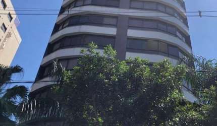 Lindo apartamento, de dois dormitórios.&lt;BR&gt;Situado bem no alto do bairro Rio Branco, este estiloso apartamento , tem uma vista de cinema. Todo mobiliado , com duas vagas , com peças amplas , e e