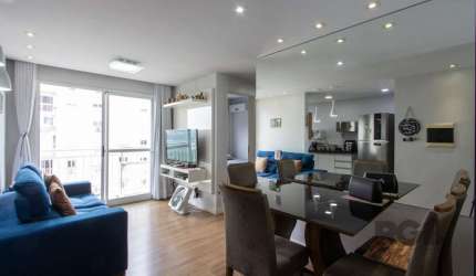 Descubra o seu novo lar em um charmoso apartamento de 2 dormitórios, sendo uma suíte, localizado no tranquilo bairro Camaquã. Com um living espaçoso que integra sala de estar e jantar, este espaço é p