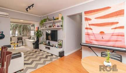Situado na cobiçada Rua Anita Garibaldi, entre as movimentadas ruas Carlos Gomes e Pedro Chaves Barcelos, este charmoso apartamento no terceiro andar do Prédio Jardins de Avignon oferece uma oportunid