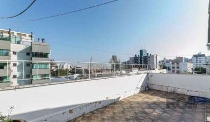 Cobertura semi mobiliada de 3 dormitórios no Petrópolis em excelente condição, c/vaga e elevador no prédio.&lt;BR&gt;No primeiro pavimento possui 2 dormitórios, living 2 ambientes, 2 banheiros, cozinh