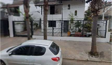 Excelente sobrado, no Bairro Menino Deus.&lt;BR&gt; No segundo piso da casa, tem 02 dormitórios, sendo 1 com suíte com banheira de hidromassagem. &lt;BR&gt;Sacada para frente e um terraço com área de 