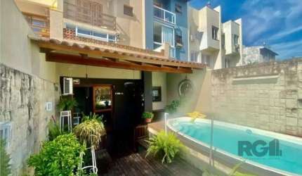 Descubra o seu novo lar no Loteamento Residencial Altos do Ipe, em Porto Alegre.&lt;BR&gt; Esta encantadora casa oferece uma localização privilegiada no bairro Espírito Santo, perto de áreas comerciai