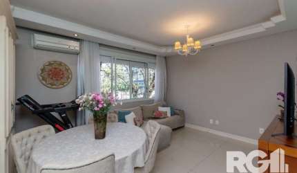 Este apartamento foi totalmente reformado e está pronto para receber novos moradores. Com 2 dormitórios, sendo 1 suíte com closet, ele oferece um espaço confortável e funcional para você e sua família