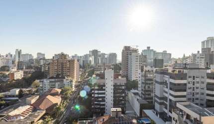 Apartamento de andar inteiro no 14º andar, com vista definida para toda cidade. São 317m², 3 suítes, a suíte máster com closet e hidromassagem. O arquiteto Isay Weinfeld assina o novo projeto da Kopst