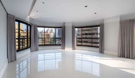 Apartamento 1 por andar, hall privativo, 4 suítes transformadas em 3 amplas suítes, a master com banheiro e closet ele e ela, living para 4 ambientes com lareira, sala de jantar com espaço gourmet e c