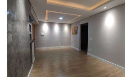 Encante-se por este charmoso apartamento espaçoso, composto por 2 acolhedores dormitórios, uma ampla sala de estar que proporciona momentos agradáveis de convívio, uma cozinha funcional e prática, um 
