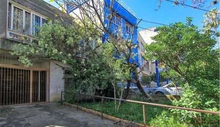 Sobrado com 262m² em terreno 8,60m x 24,00m na Av Protásio Alves, nas proximidades da Av. Montenegro. Necessita reforma ou até mesmo uma nova construção com grande potencial para loja, com vagas de es