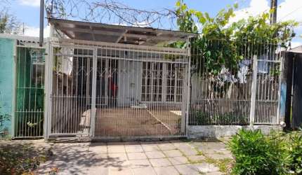 Ótima casa, living dois ambientes, ampla cozinha, área de serviço, dois dormitórios, banheiro com box e vaga para dois carros.&lt;BR&gt;Perto de todos os recursos do bairro.
