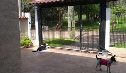 Excelente casa com 4 dormitórios, sendo 2 suítes integradas em um terraço, 1 banheiro social, jardim de inverno, sala de TV com lareira, sala de estar, sala de jantar, ampla cozinha com móveis planeja
