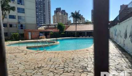 Ótimo apartamento situado no 2º andar (com elevador), muito silencioso, arejado, boa orientação solar, piso laminado. Com excelente localização, próximo ao Hospital São Lucas, Bourbon, Carrefour, Farm