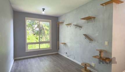 Apartamento de 59m², 2 dormitórios, living para 2 ambientes, cozinha americana ampla, área de serviço e 1 banheiro social. Imóvel com vista arborizada e com ótima ventilação.&lt;BR&gt;&lt;BR&gt;Prédio