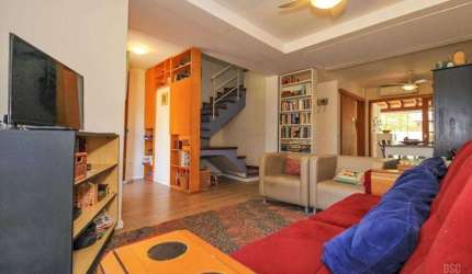 Casa em ´condomínio fechado, 117metros,4 dormitórios , sendo 1 quarto no térreo, lavabo, parte social: estar/jantar e pergolado em madeira c/ churrasqueira, cozinha integrada e pátio. Parte superior 3