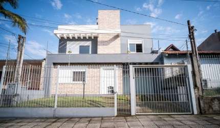 Sobrado com 4 dormitórios, 2 vagas, escritório, lareira, churrasqueira, piso frio no térreo, piso laminado na parte superior, closet, adega, jardim na frente e nos fundos do terreno, mobiliado, gás ce