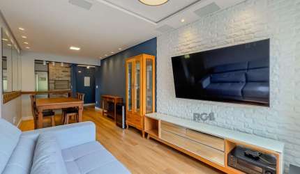 Impecável apartamento com 2 dormitórios e 1 suíte no bairro Santo Antônio em Porto Alegre. Totalmente MOBILIADO e decorado!!! Eletrodomésticos de excelente qualidade. Projeto de iluminação diferenciad