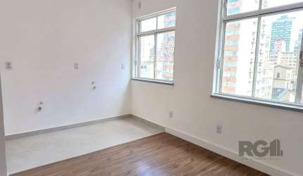 Sala comercial desocupada.&lt;BR&gt;Prédio misto, pode ser usada como moradia.&lt;BR&gt;Toda reformada.&lt;BR&gt;Andar alto, vista para o Guaíba.&lt;BR&gt;Prédio com portaria 24hs e 02 elevadores.&lt;