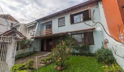 Sobrado espaçoso e completo, ideal para quem busca conforto e tranquilidade! A casa conta com sala de estar e jantar, lareira acolhedora, cozinha totalmente equipada, lavabo, hall de entrada, 4 dormit