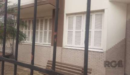 Apartamento no bairro Santana. São 68 m² divididos em dois dormitórios , sala ampla , banheiro, cozinha e área de serviço churrasqueira. Imóvel de frente . Muito iluminado e privilegiado na localizaçã