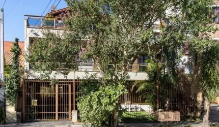 Excelente  Cobertura com ótima localização no bairro Medianeira, com 4 dormitórios, sendo um com suíte, 3 banheiros, sacada, sala de estar bem iluminada com lareira. Possui também churrasqueira e no t