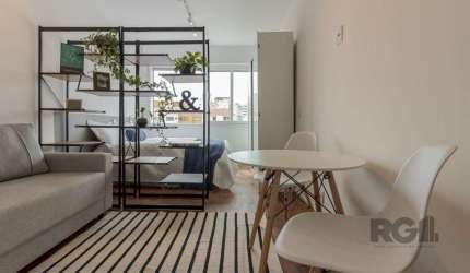 Vendo excelente apto JK todo reformado, na melhor localização do bairro Cidade Baixa.&lt;BR&gt;Amplo apto JK mobiliado , cozinha, banheiro, prédio com elevador, excelente posição solar.&lt;BR&gt;Próxi