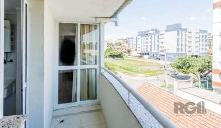 Ótimo apartamento com  living para dois ambientes,   tres  dormitórios com área de serviço, banheiro auxiliar, tres aparelhos de ar condicionado split, churrasqueira, closet, sacada, sala de jantar, s