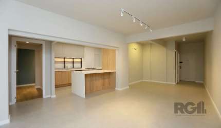Apartamento 03 dormitórios revitalizado no Moinhos de Vento em Porto Alegre.  &lt;BR&gt;&lt;BR&gt;Com 148m2 privativos, de frente, conta 03 amplos dormitórios sendo uma suíte. Hall de entrada, sala gr