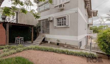 Encontre o lar confortável nesta excelente casa térrea à venda na Vila Jardim, bem próxima a Rua Dom Luiz Guanella, coração do Bairro. Com 3 dormitórios bem iluminados, sala, ampla cozinha , lavanderi