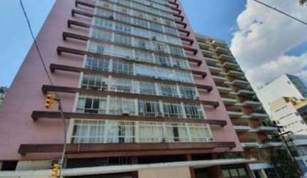 Semi mobiliado. Desocupado , frente,  orientação solar leste, localização impar, próximo ao hospital Moinhos de Vento, farmácias e mercados.&lt;BR&gt;3 Dormitórios (1 suite), banho social, living 2 am