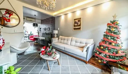 Apresentamos uma excelente oportunidade de adquirir uma casa de condomínio reformada no charmoso Bairro Tristeza, Porto Alegre, situada à Rua Doutor Armando Barbedo, próxima à Wenceslau Escobar. Esta 