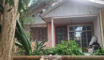 Casa de madeira no bairro partenon de 56 m2 (sem condições de reforma), num terreno de 222,94 m2 (8,90 x 25,05) a uma quadra da av. Bento Gonçalves, lugar tranquilo e, próximo aos recursos do bairro.