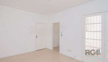 Excelente apartamento JK  no bairro Menino Deus,, reformado, com piso em porcelanato, banheiro e cozinha modernizados, área com cobertura  policarbonato. Agende uma visita com corretor licenciado. Sem