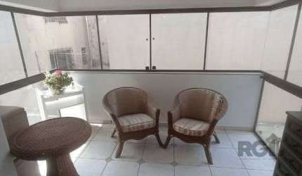 Apartamento térreo com 1 dormitório/quarto, desocupado, totalmente mobiliado e com equipamentos: ar condicionado split, geladeira, fogão, microondas, chuveiro e máquina de lavar. Com 51 metros quadrad