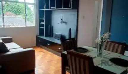 Apartamento 2 dormitórios com 1 vaga, no bairro Passo DAreia (Porto Alegre): apartamento que fica praticamente tudo, quartos e sala com móveis planejados, sofá, mesa com cadeiras, fogão, geladeira, so