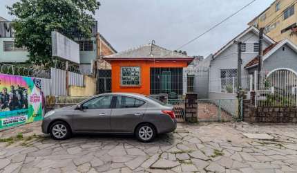 Localização Privilegiada: Av. do Forte, 1639 - perfeita para uma área comercial. Próximo ao centro comercial da Vila Ipiranga, e Pizzaria Fragata. Terreno de 330m². Área Construída: 180m². 2 Vagas Cob