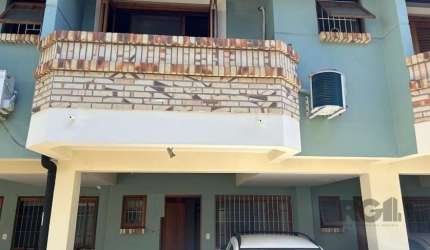 Ótimo sobrado no bairro Ipanema, no Condomínio Pio Ângelo, desocupado, com 193m² privativos, de 3 pavimentos, semi mobiliado, de 3 dormitórios e 2 vagas. Possui no andar térreo: sala ampla com piso po