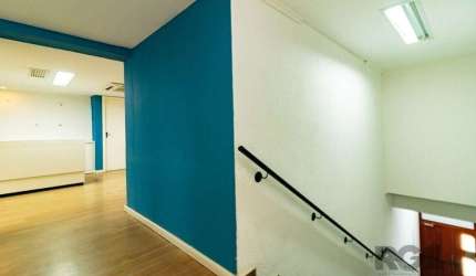 Está à procura de um espaço comercial em excelente localização em Porto Alegre? Apresentamos este conjunto comercial/sala à venda, situado em um condomínio fechado na Rua Doutor Olinto de Oliveira lj 
