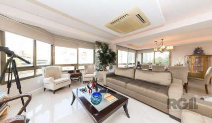 Apartamento sofisticado com design exclusivo e localização privilegiada. Originalmente com três suítes, sendo que a suíte master conta com um closet amplo e banheiro equipado com spa para momentos de 