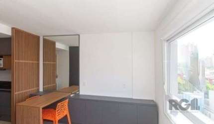 Lindo Loft aconchegante, com excelente localização próximo à PUCRS e ao Carrefour Hipermercado, oferece praticidade e conveniência para quem busca morar em um ponto estratégico de Porto Alegre, com fá