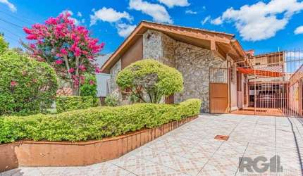 More na Mario Totta! Novidade com vista para o Rio Guaíba e pôr do sol. Lindo Jardim. Casa desocupada com 131m². São 5 dormitórios. Casa principal, térrea, 2 dormitórios com opção de 3º dormitório, co