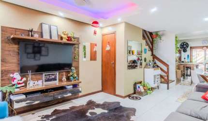 Sobrado com dois dormitórios amplos, piso laminado, suíte, lavabo, banheiro social. Ampla sala de estar/jantar, jardim nos fundos com pergolado, banco de madeira e parede de acabamento toda revestida.