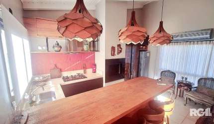 Cobertura com acessibilidade, 2 dormitórios, com 2 vagas cobertas,  bairro Petrópolis - Porto Alegre/RS&lt;BR&gt;&lt;BR&gt;Cobertura em bairro tranquilo e rua calma. No andar térreo uma sala ampla de 