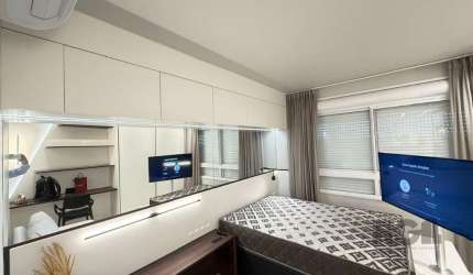 Maravilhoso studio junto a PUC.&lt;BR&gt;Composto por armários planejados, split, luminárias, cozinha americana com armários, pia em granito com cooktop, forno elétrico, geladeira, microondas, banheir