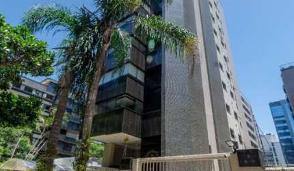 Apartamento localizado em uma das áreas mais desejadas da cidade, próximo à Avenida Carlos Gomes. Esta é uma oportunidade única para quem busca um lar que combine conforto, espaço e praticidade.&lt;BR